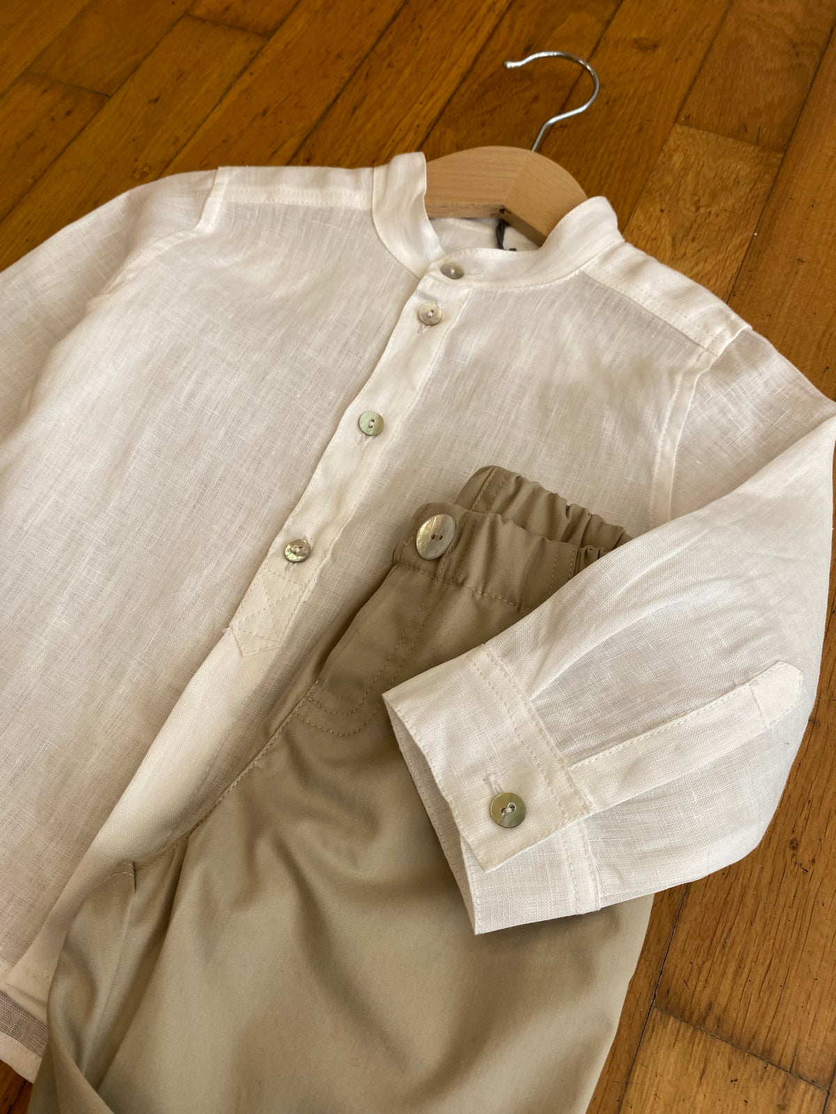 Korean shirt in white linen with mother-of-pearl buttons