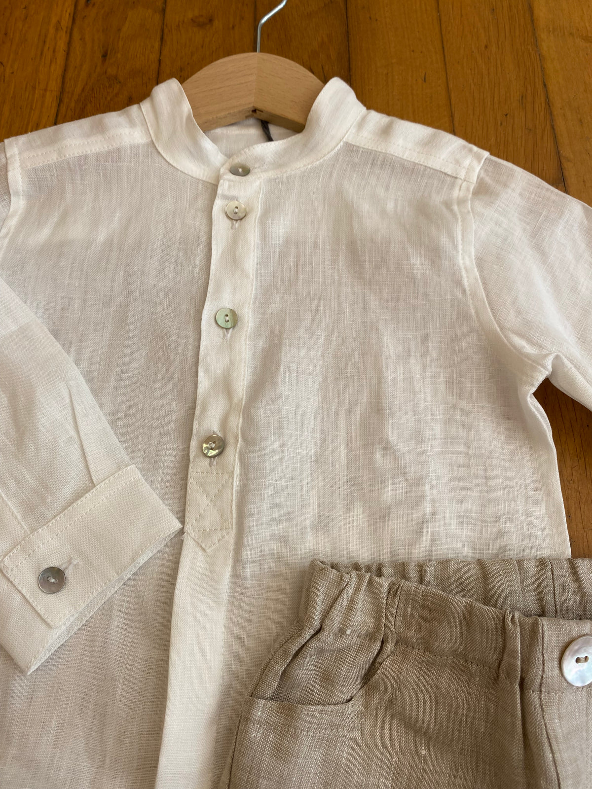 Korean shirt in white linen with mother-of-pearl buttons