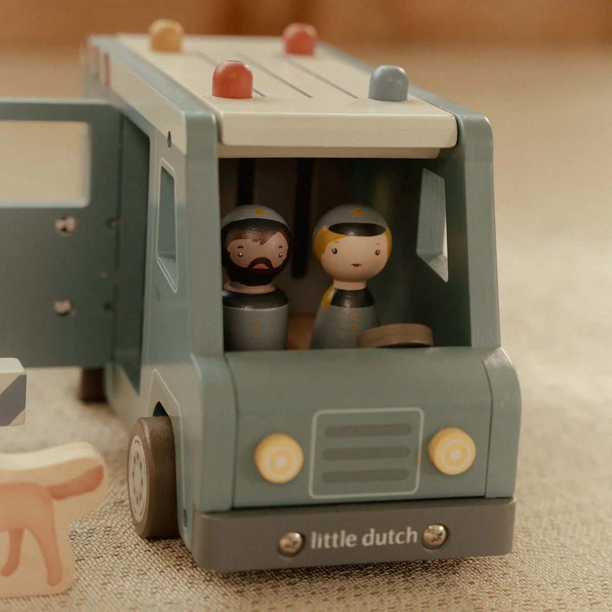 Camion della polizia con personaggi in legno
