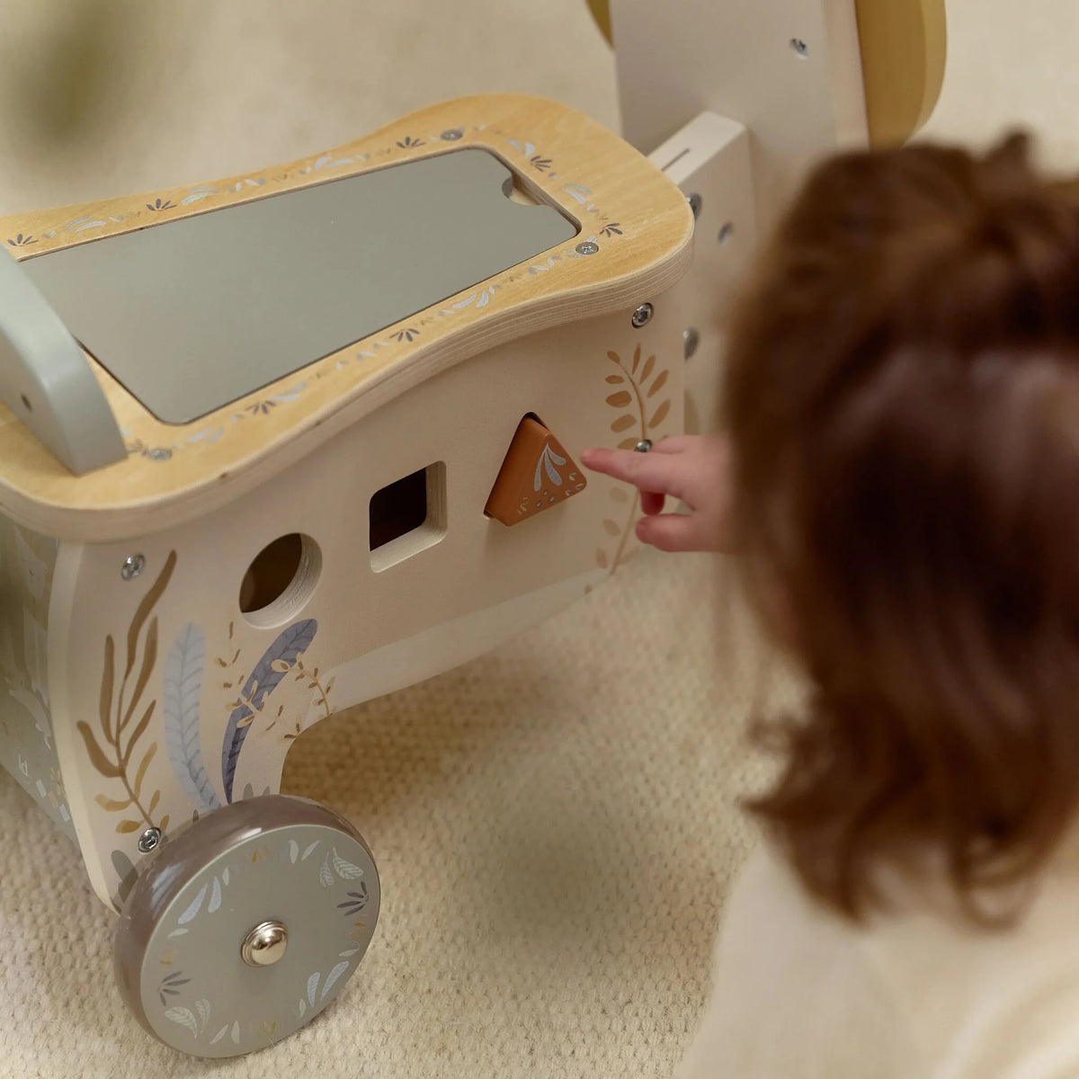 Leone cavalcabile con giochi in legno Safari Friends