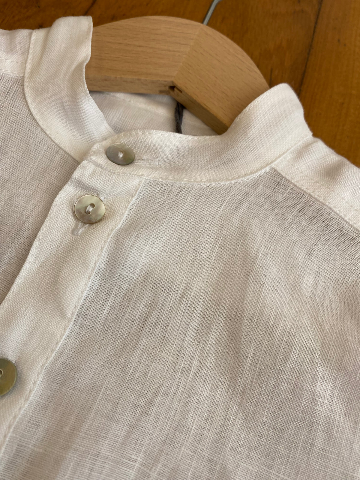 Korean shirt in white linen with mother-of-pearl buttons