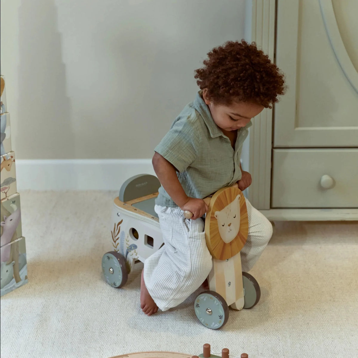 Leone cavalcabile con giochi in legno Safari Friends