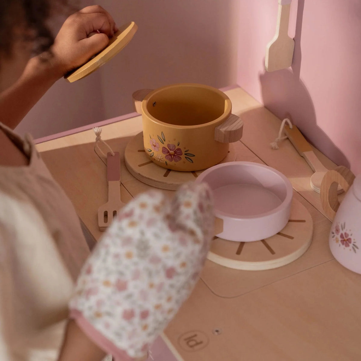 Cucina in legno rosa
