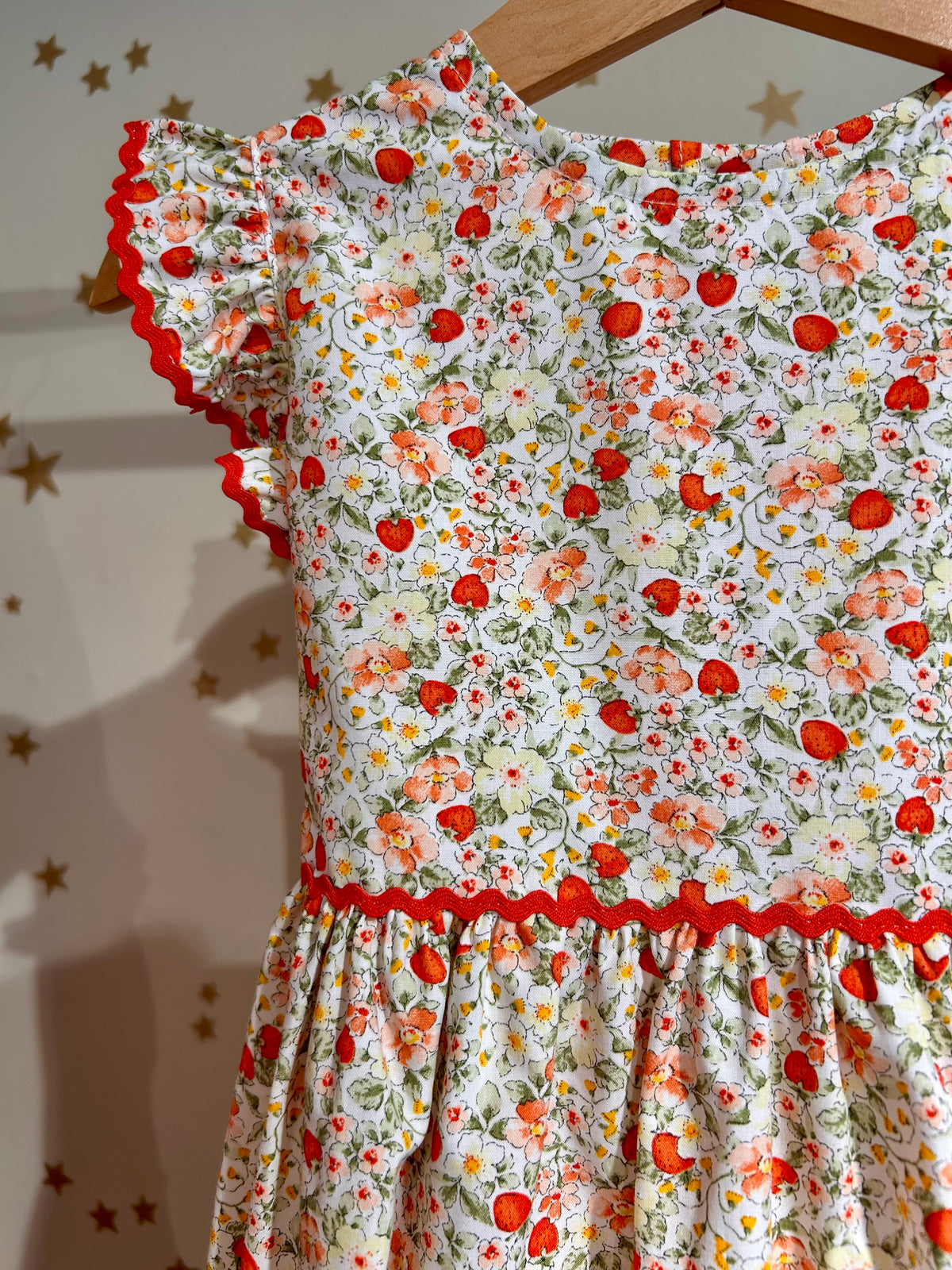 Abito smanicato fiori e fragole