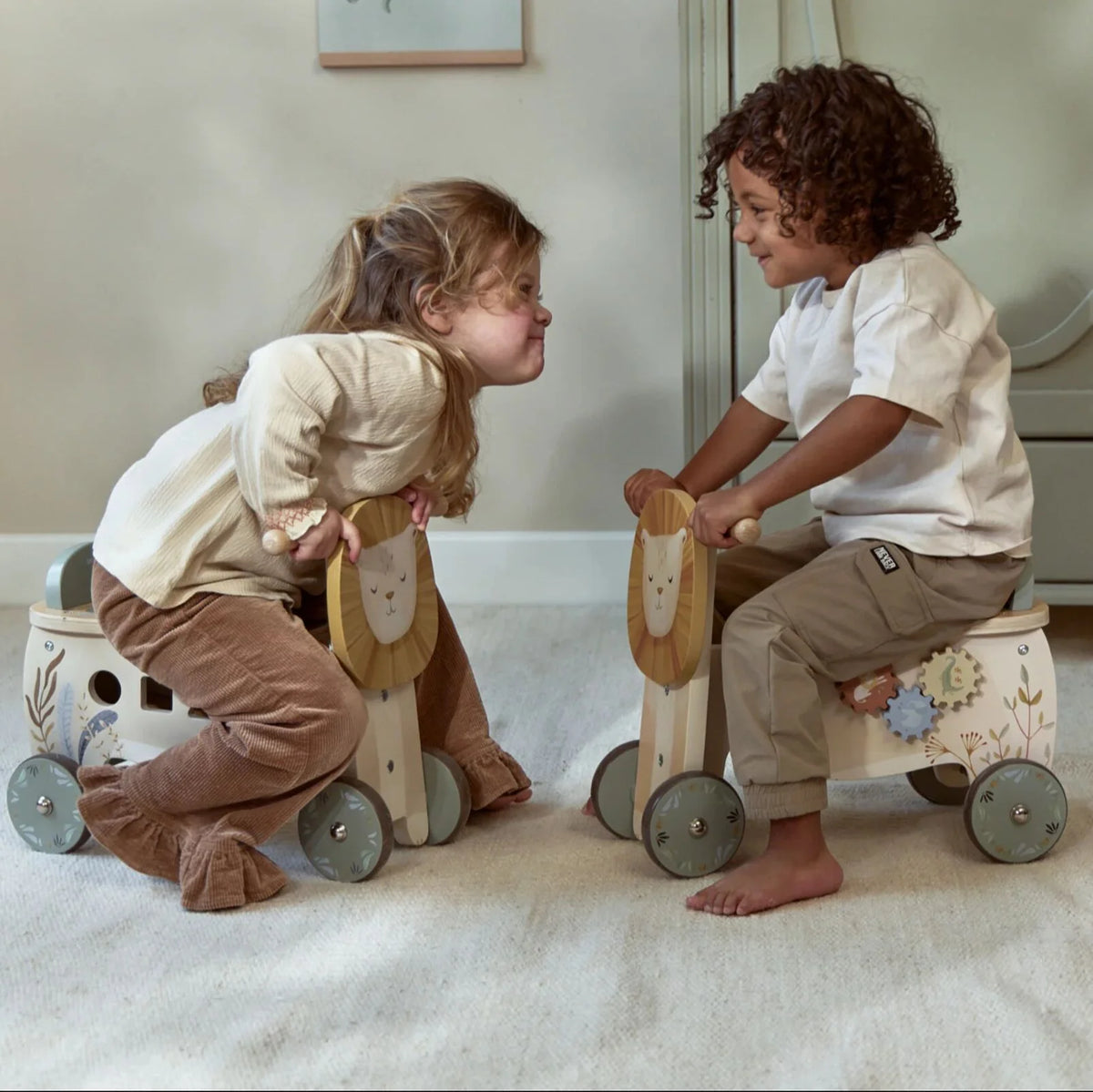 Leone cavalcabile con giochi in legno Safari Friends
