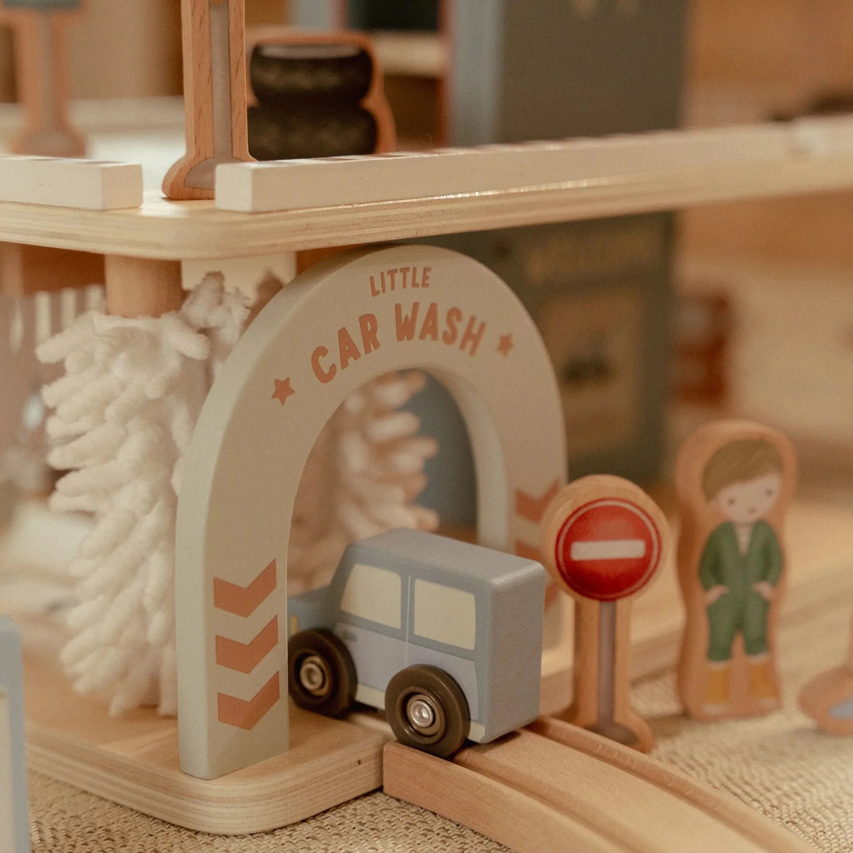 Garage con macchinine in legno