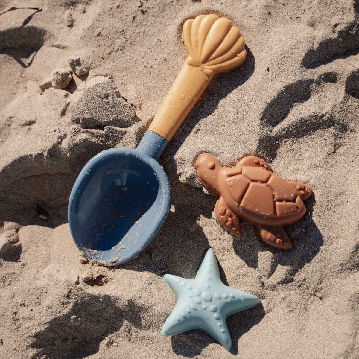 Shakespeare Sailors Bay beach shovel and molds
