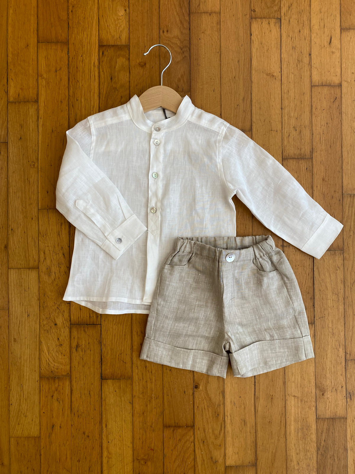 Korean shirt in white linen with mother-of-pearl buttons
