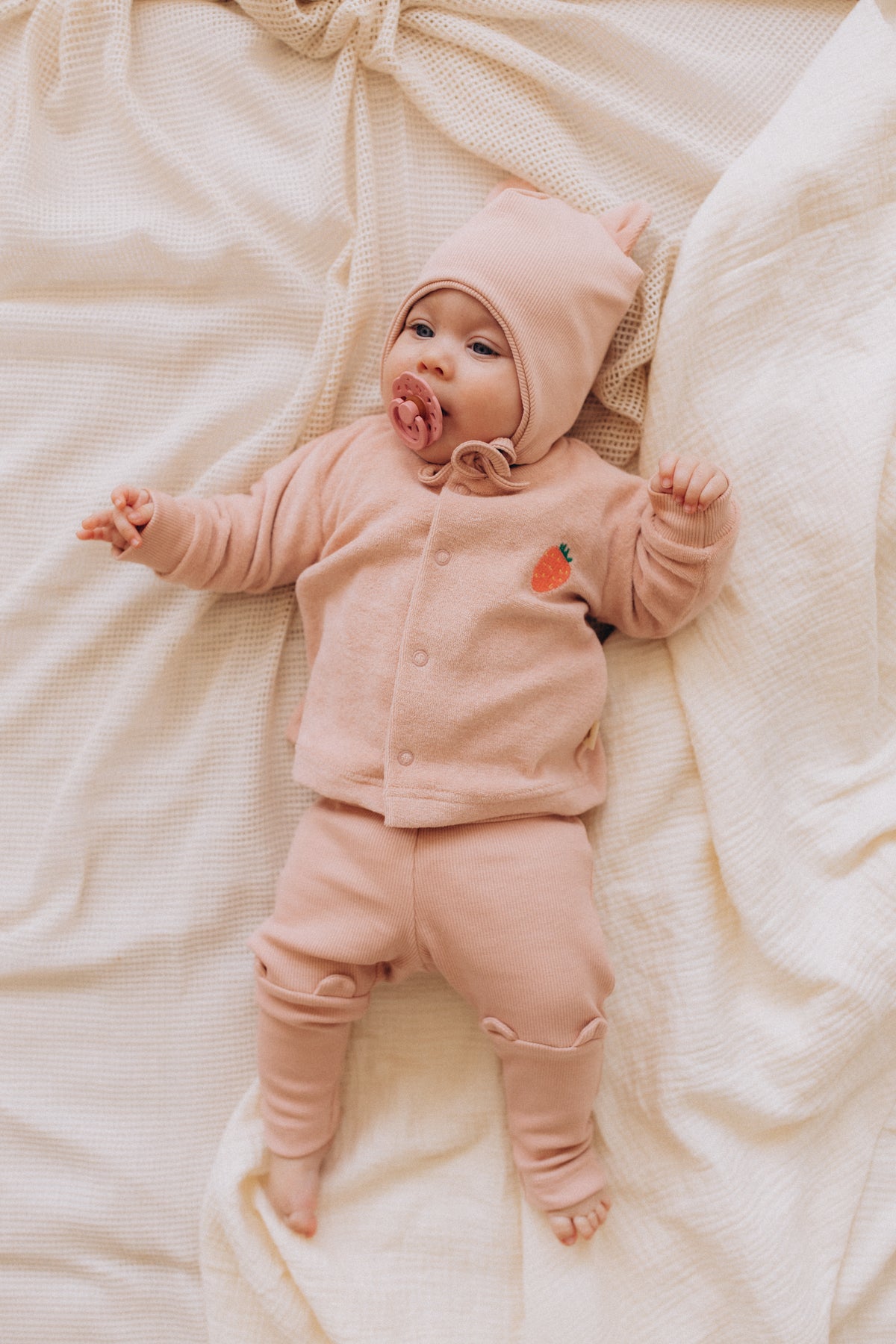 Completo cardigan e pantalone rosa cotone bio