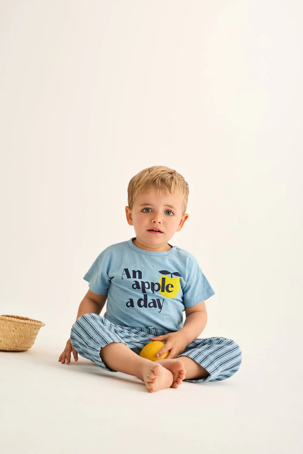 T-shirt neonato azzurra Bob, stampa mela