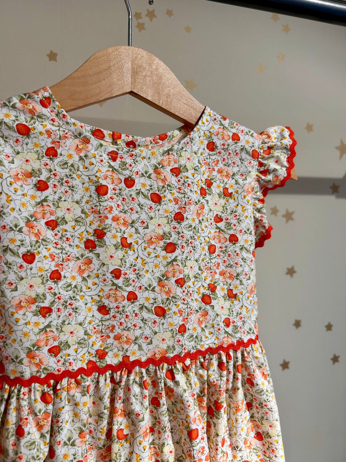 Abito smanicato fiori e fragole