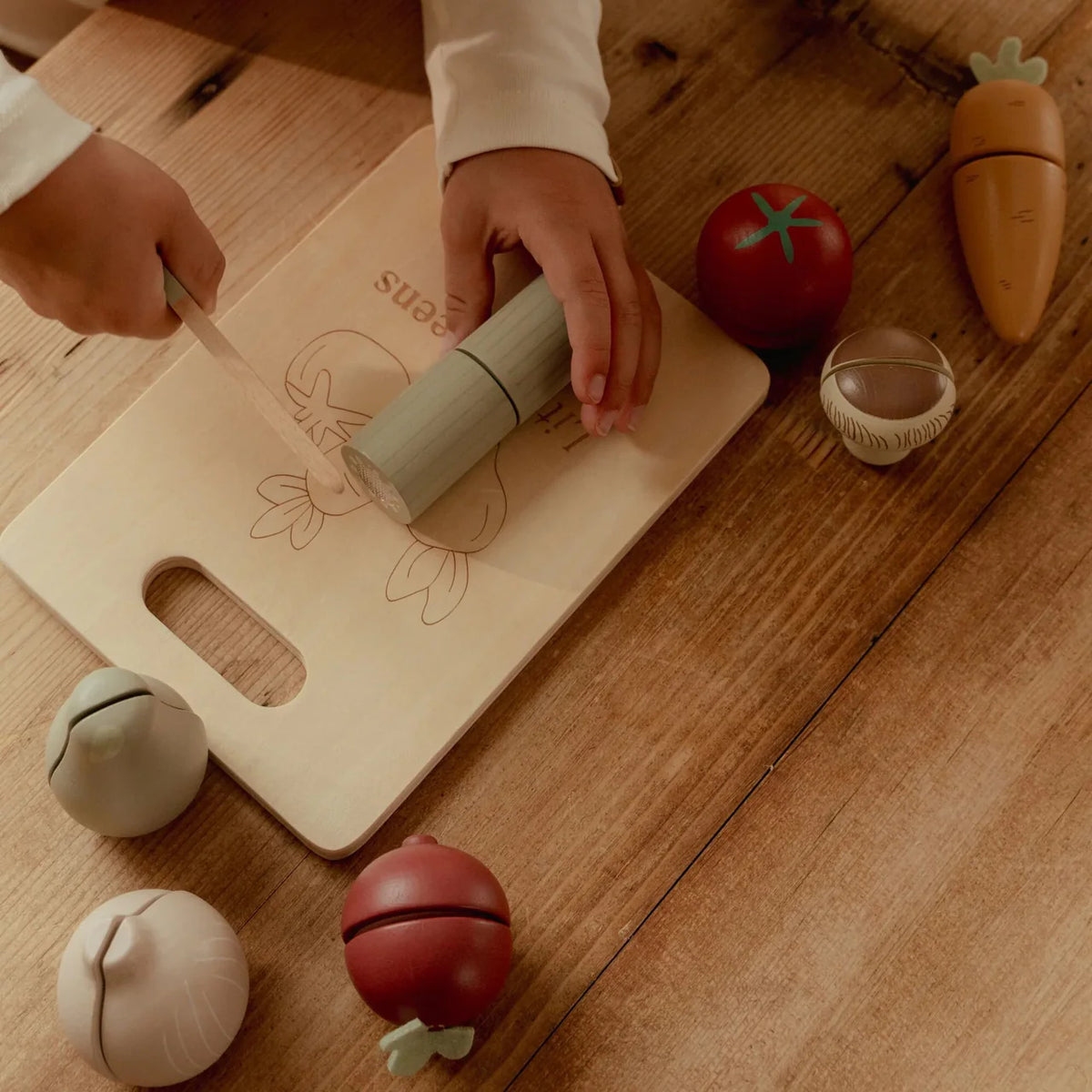 Vegetables to be cut into wood