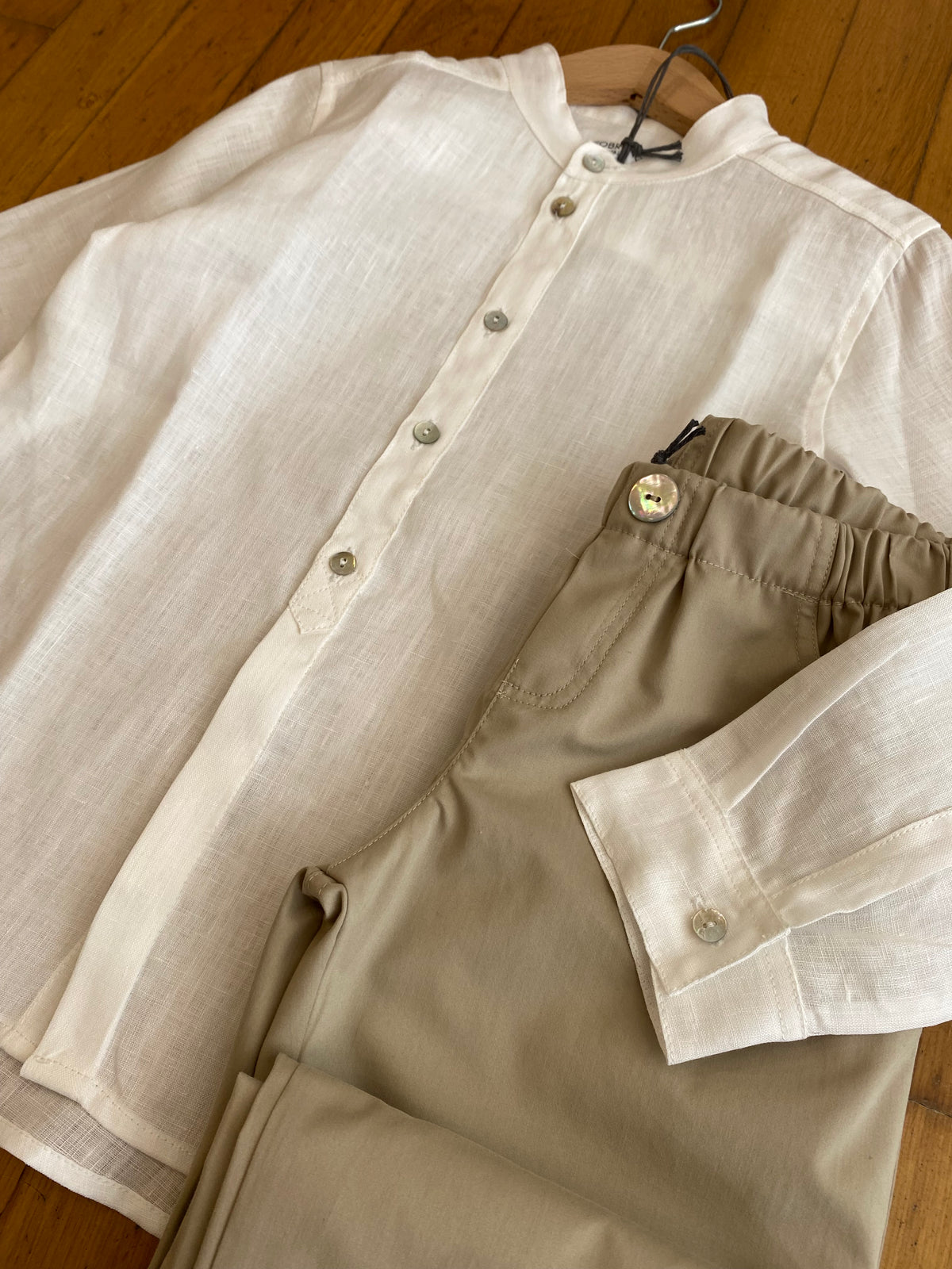 Korean shirt in white linen with mother-of-pearl buttons